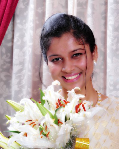 Lovely bride in white and golden saree - feathertouch beauty parlour, pathanamthitta