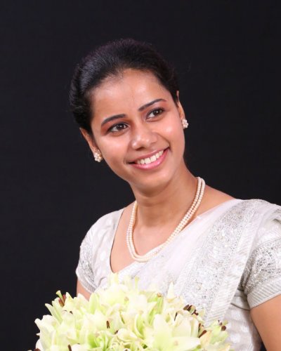 Gorgeous bride with classy pearl jewellery in white saree - feathertouch beauty parlour, pathanamthitta