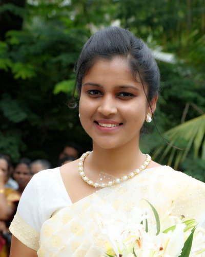 Lovely bride in white and golden saree - feathertouch beauty salon, pathanamthitta